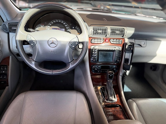 Mercedes-Benz C320 7 of 11
