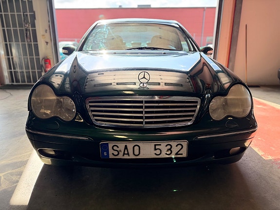 Mercedes-Benz C320 10 of 11