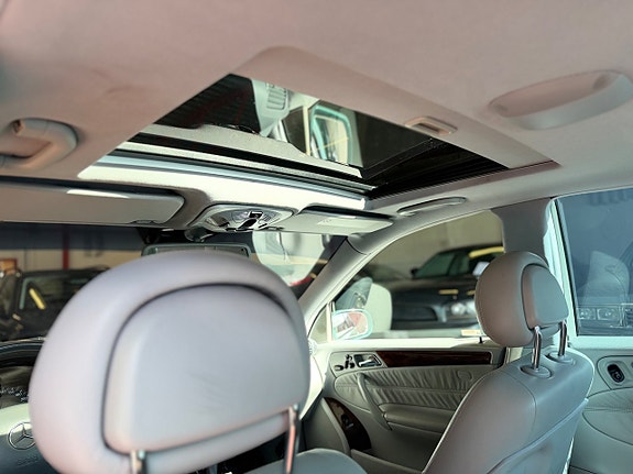 Mercedes-Benz C320 8 of 11