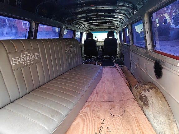 Chevrolet Suburban 4 of 12