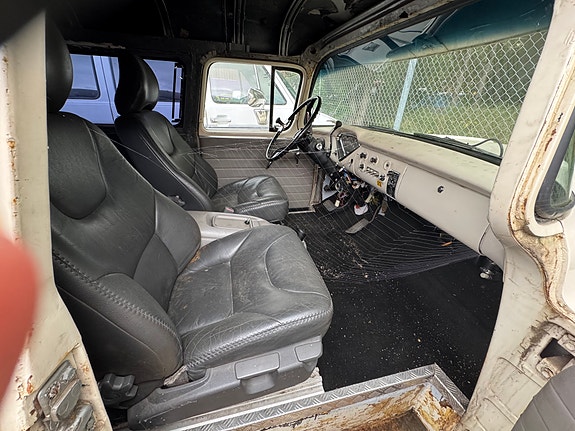 Chevrolet Suburban 6 of 12