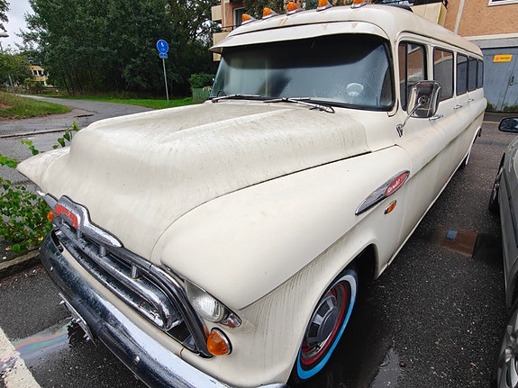 Chevrolet Suburban 2 of 12