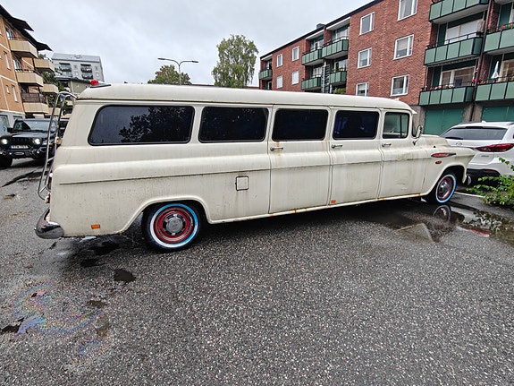 Chevrolet Suburban 3 of 12