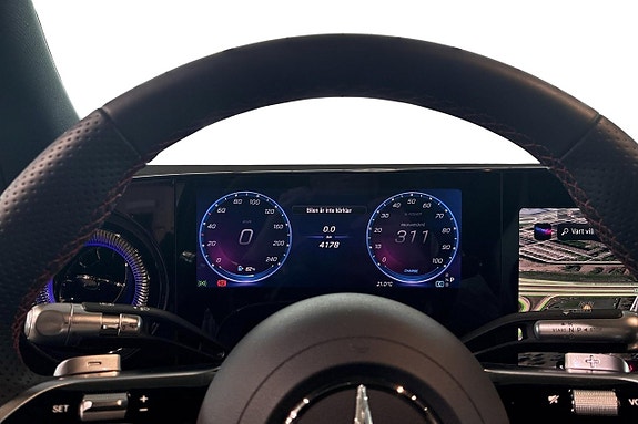 Mercedes-Benz GLB250+ 7 of 30