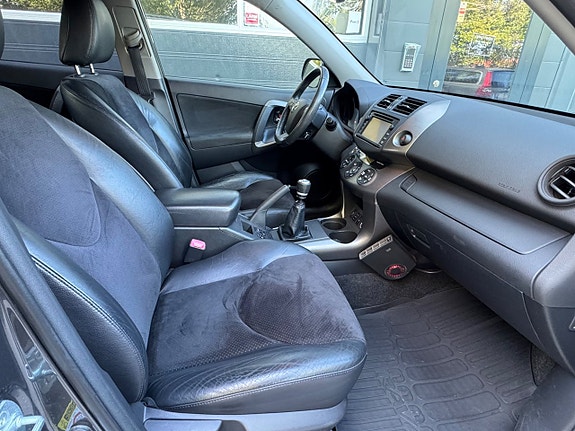 Toyota RAV4 14 of 21
