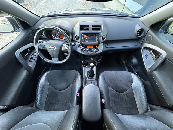Toyota RAV4 10 of 21