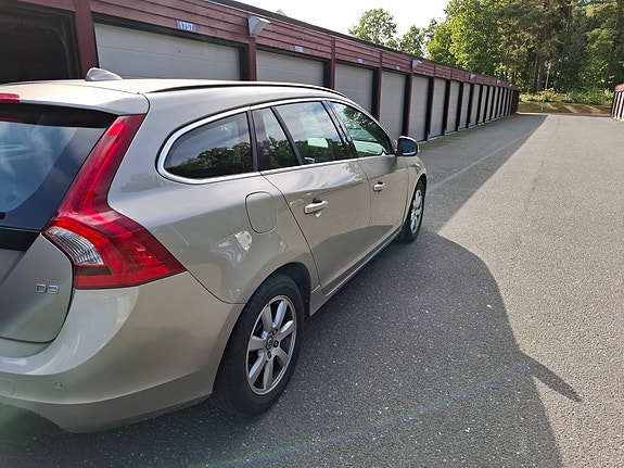 Volvo V60 2 of 5