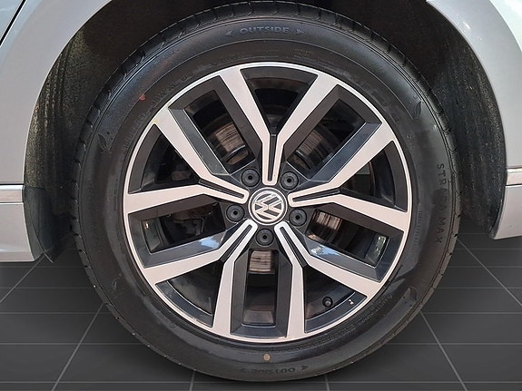 Volkswagen Passat 9 of 15