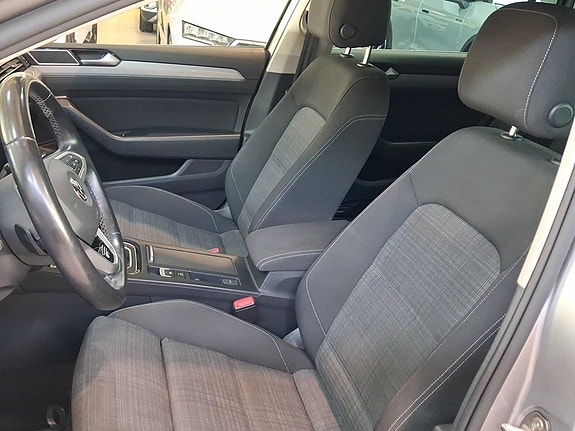 Volkswagen Passat 12 of 15
