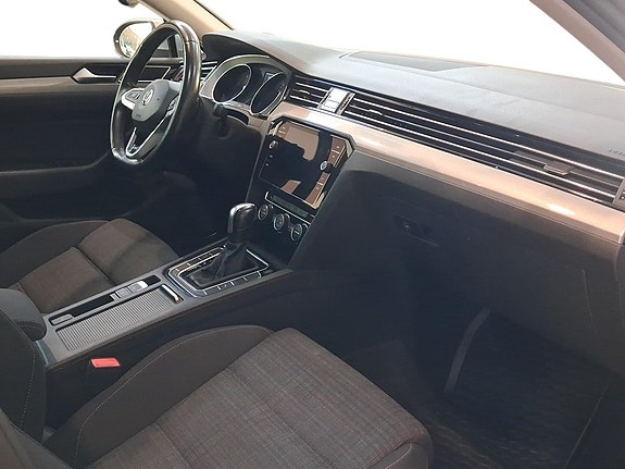 Volkswagen Passat 13 of 15