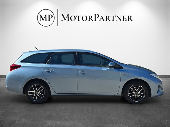 Toyota Auris 8 of 17