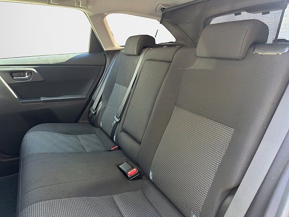 Toyota Auris 10 of 17