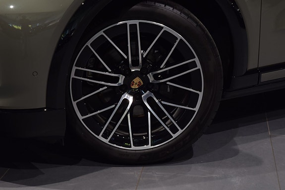 Porsche Cayenne 2 of 22