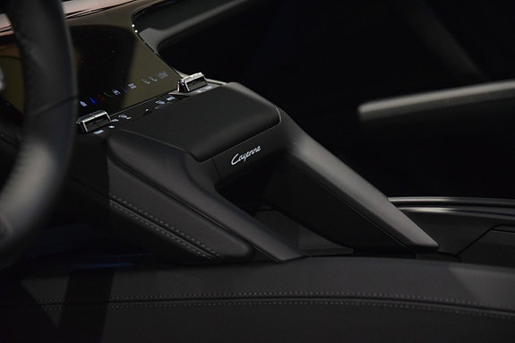 Porsche Cayenne 9 of 22