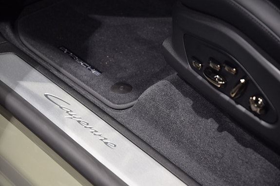 Porsche Cayenne 7 of 22