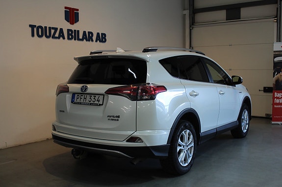 Toyota RAV4 2 of 23