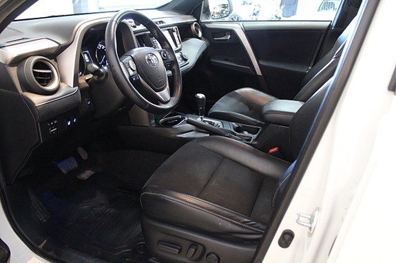 Toyota RAV4 9 of 23