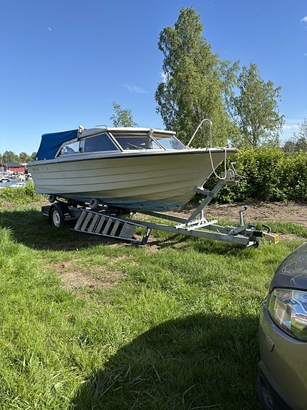 Fin äldre båt med trasig motor slumpas 2 of 2