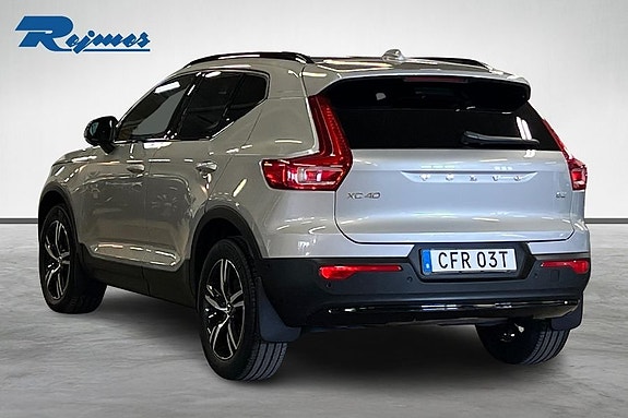 Volvo XC40 2 of 22