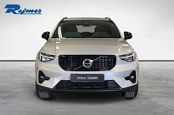 Volvo XC40 4 of 22