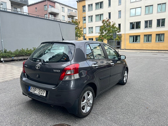 Toyota Yaris 3 of 5