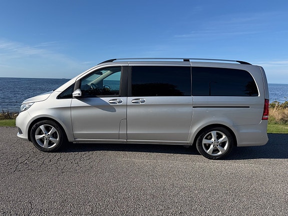 Mercedes-Benz V220 2 of 19