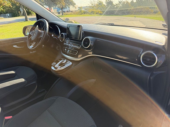 Mercedes-Benz V220 7 of 19