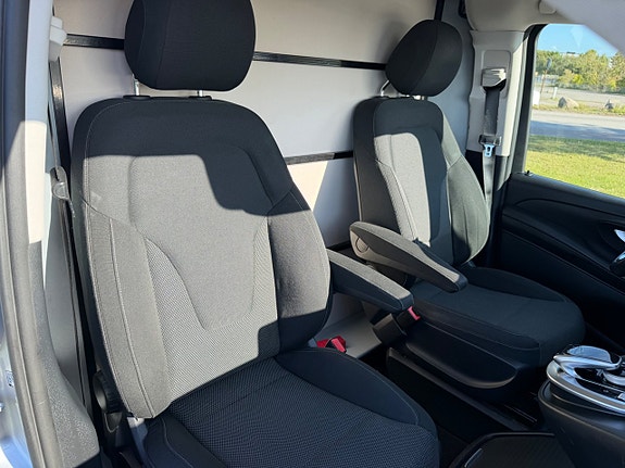 Mercedes-Benz V220 8 of 19