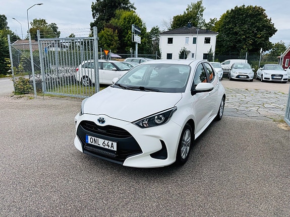 Toyota Yaris 2 of 24