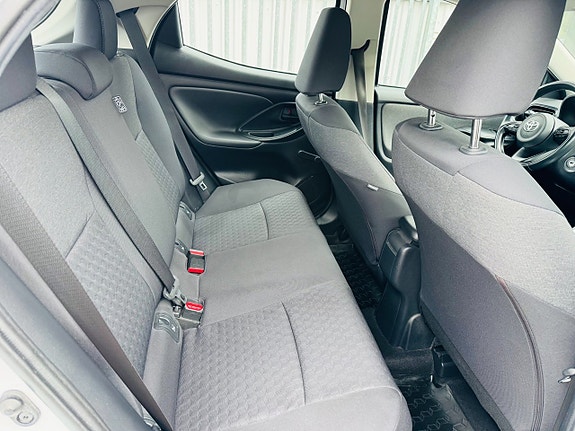 Toyota Yaris 6 of 24