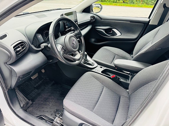 Toyota Yaris 8 of 24