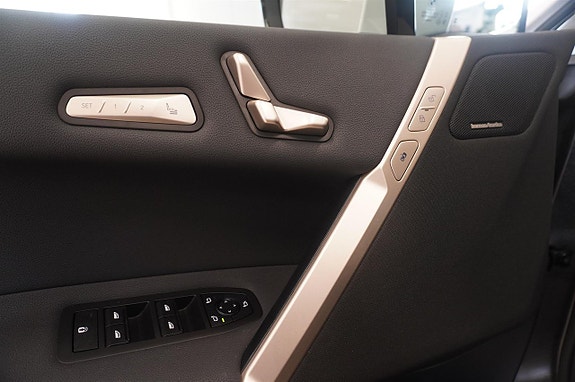BMW iX 4 of 13