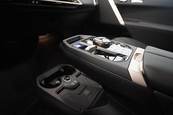 BMW iX 10 of 13