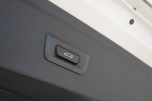 BMW iX 9 of 13