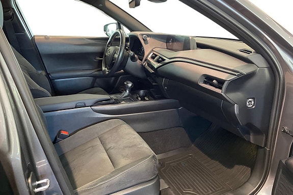Lexus UX250h 10 of 25