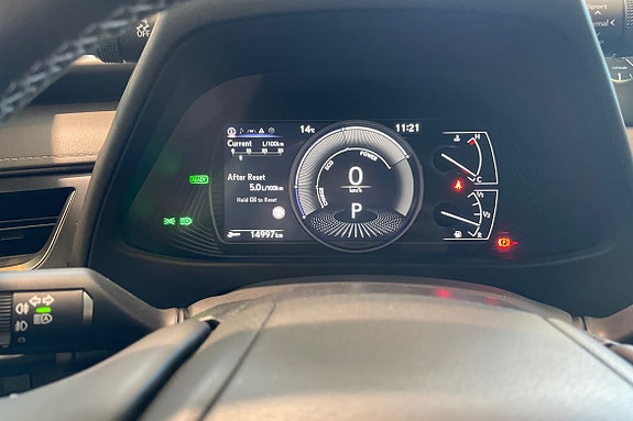 Lexus UX250h 12 of 25