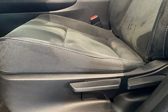 Lexus UX250h 19 of 25