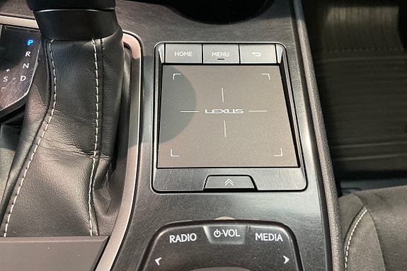 Lexus UX250h 14 of 25