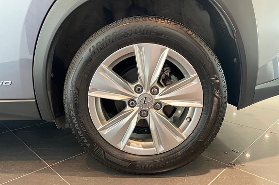 Lexus UX250h 20 of 25