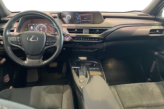 Lexus UX250h 8 of 25