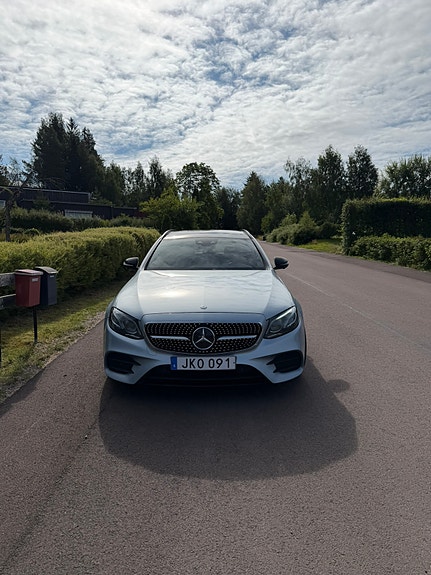 Mercedes-Benz E220 2 of 6