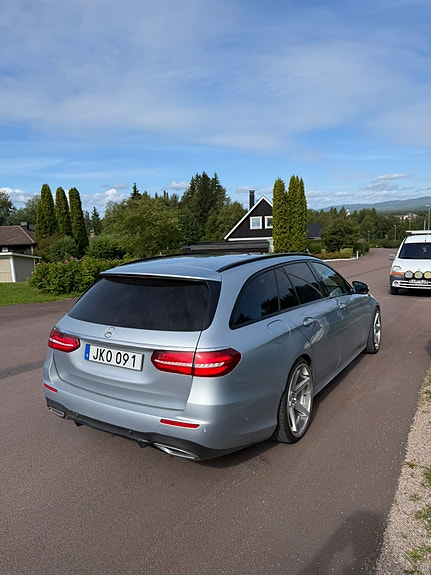 Mercedes-Benz E220 3 of 6