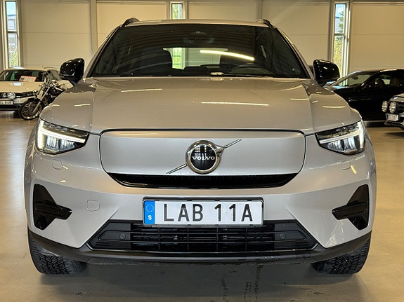 Volvo XC40 2 of 28