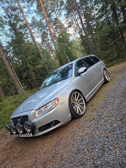 Volvo V70 2 of 5