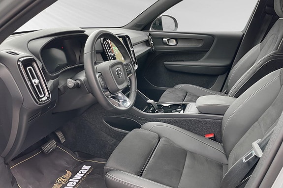 Volvo EX40 7 of 15