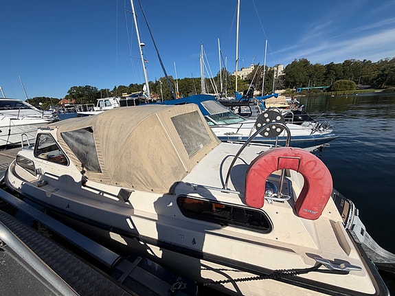 Höstpris: Uttern 690 med utombordare 9 of 10