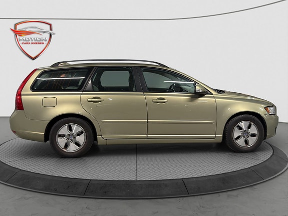 Volvo V50 4 of 17