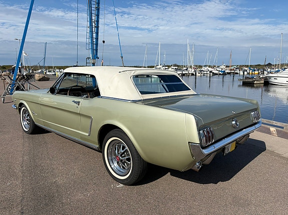 Ford Mustang 8 of 15
