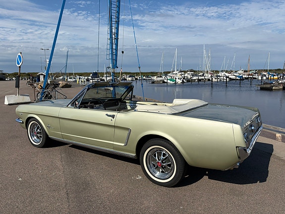 Ford Mustang 4 of 15