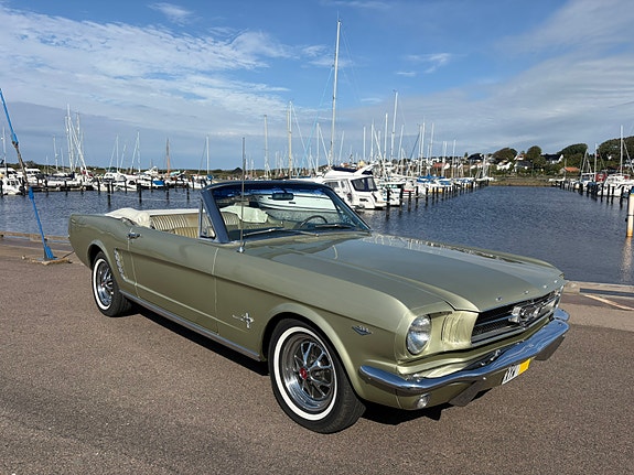Ford Mustang 2 of 15